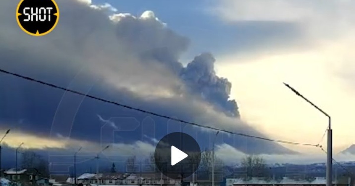 На Камчатке разбушевался огромный вулкан