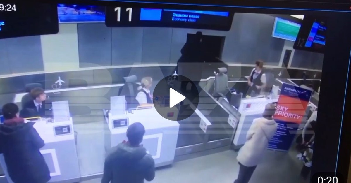 Пассажир самарского аэропорта устроил забег за документами по ленте для багажа
