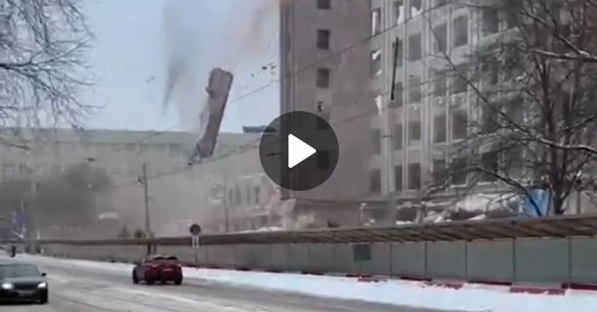 Огромный кусок стены упал на дорогу при сносе здания в Москве