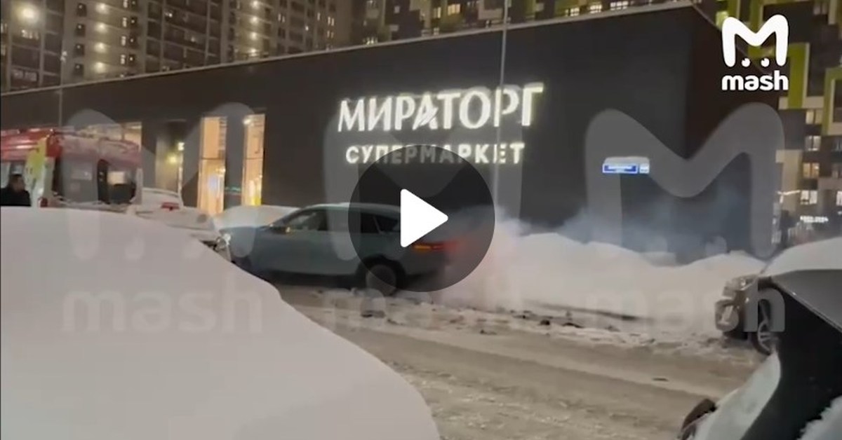 Весь покрытый штрафами: пьяный мужик с московской парковки протаранил семь автомобилей