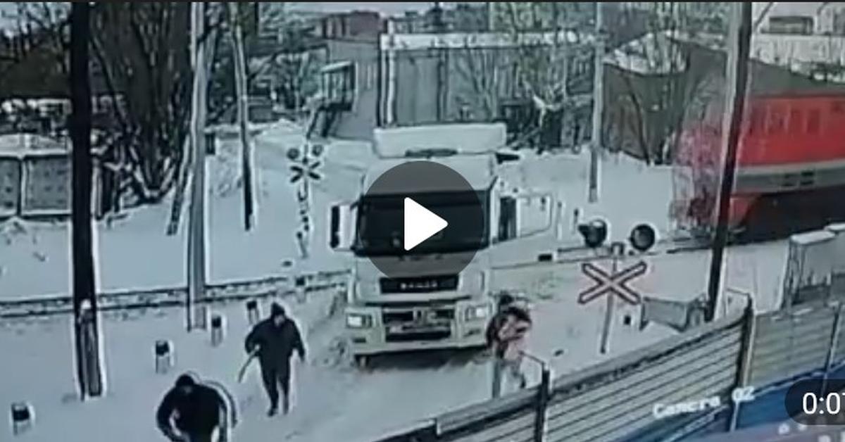 Повезло: в Домодедово поезд снёс только что опустевший грузовик