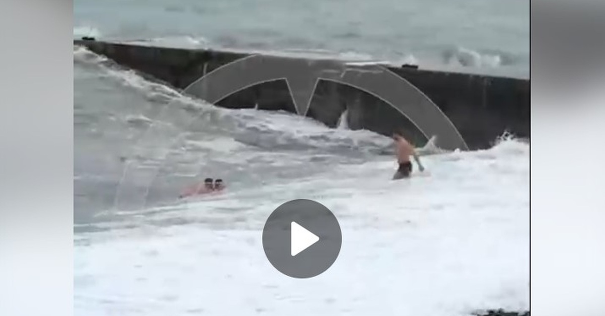 Сочинские туристы спасли авантюрную парочку из штормящего моря