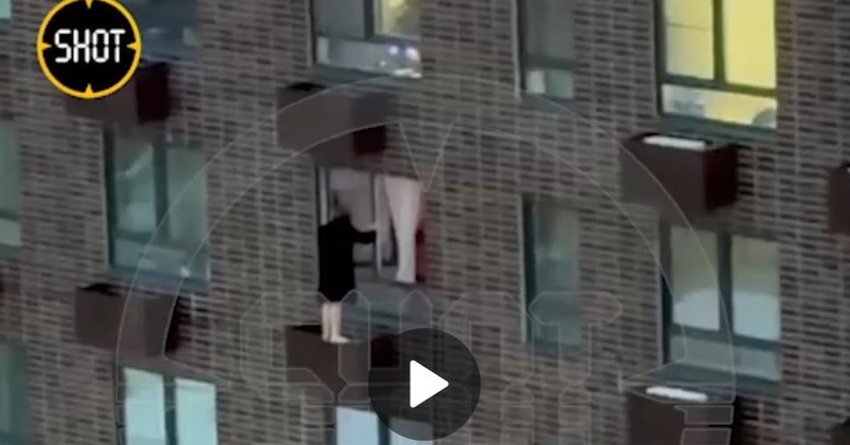 Подышала свежим воздухом: москвичка почти час простояла на подоконнике 13-го этажа