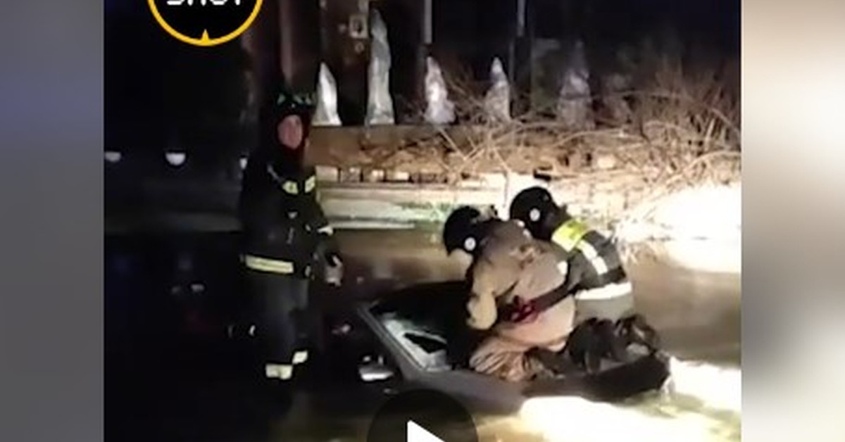 Новосибирские спасатели с трудом вытащили женщину из ушедшей под лёд машины