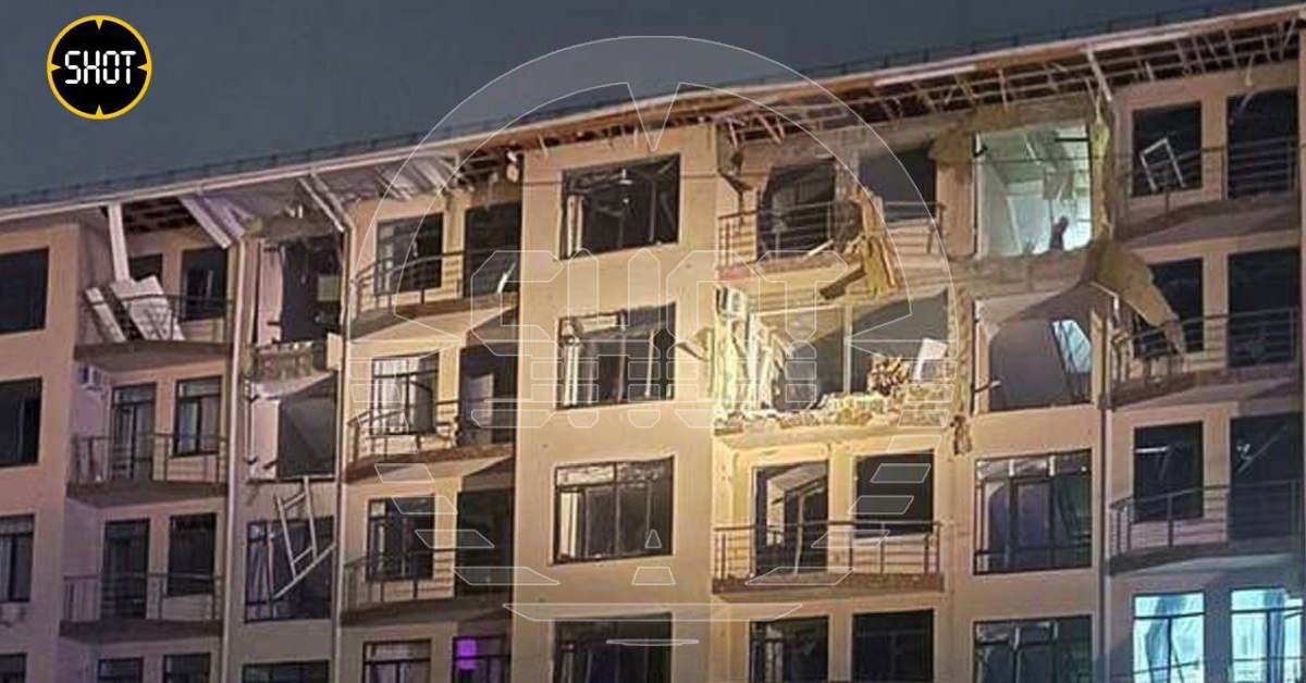 Взрыв газа в Сочи разворотил балкон жилого дома