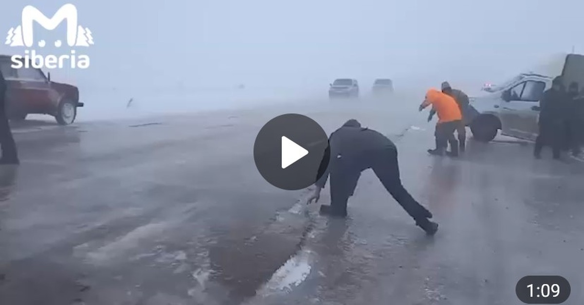 Мощнейший ветер в Омской области не даёт людям перейти дорогу