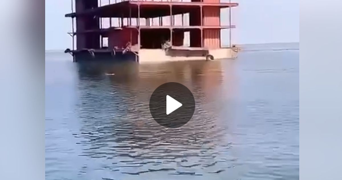 Видеофакт: здание из затопленного Херсона вынесло в море к Одессе