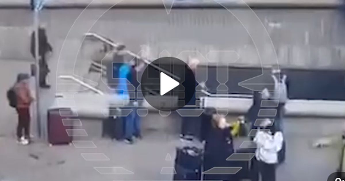 Москва: падение пьяного бомжа на коляску с ребенком попало на видео