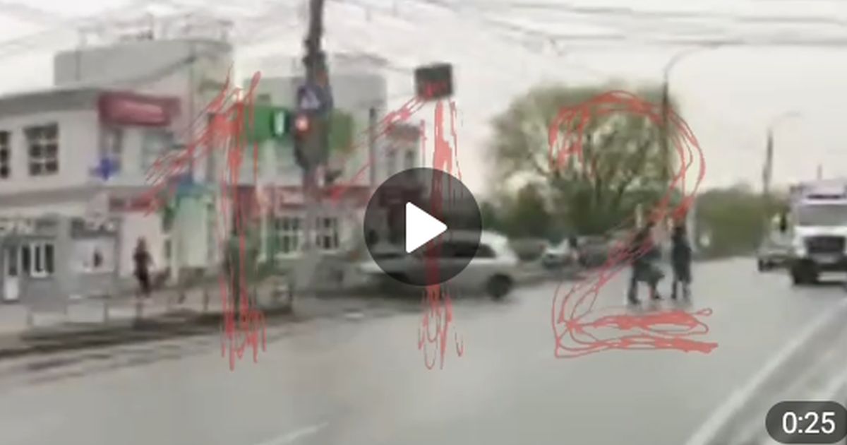 ДТП в Омске: водитель врезается в столб, столб падает на пешехода