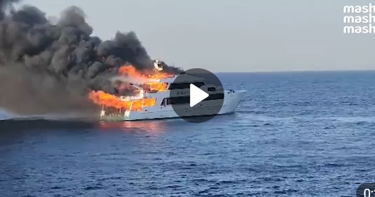 Пылающий дайвинг: яхта с туристами загорелась у побережья Египта
