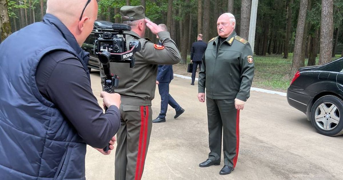 Александр Лукашенко: вроде бы жив, есть фотки