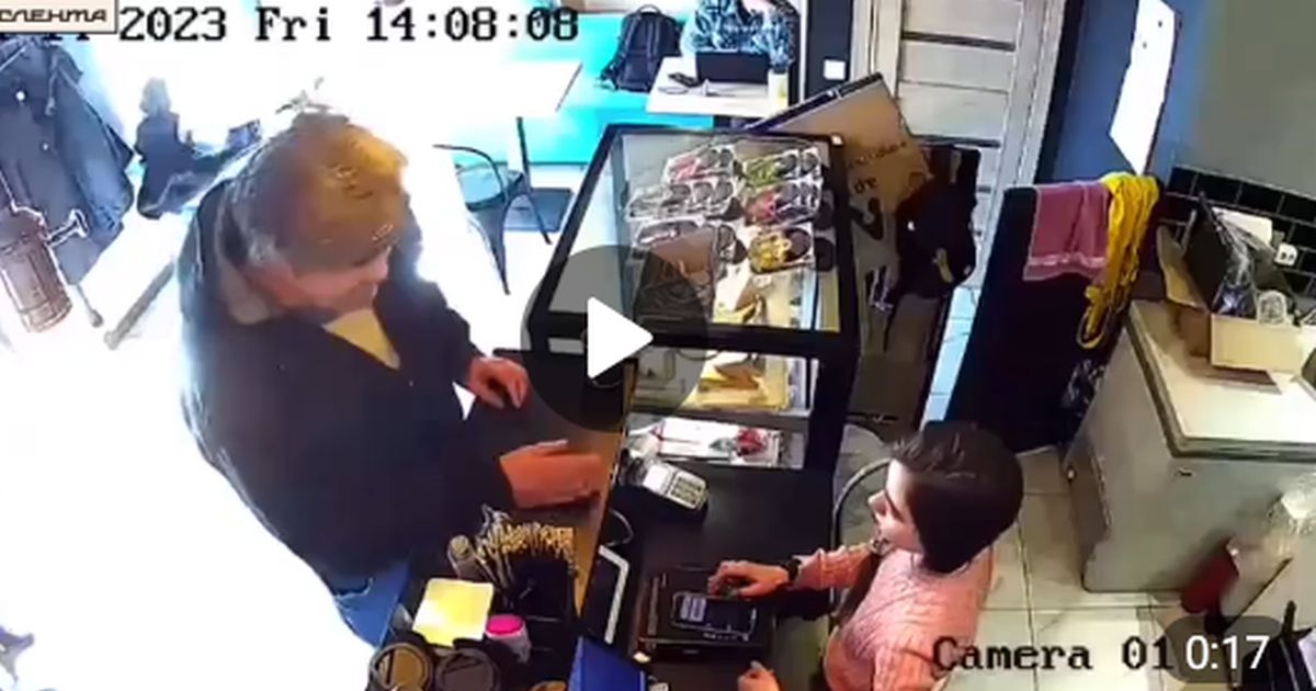 На видео: похищение «косаря» из чаевых в кофейне. За кадром: это была купюра «Банка приколов»