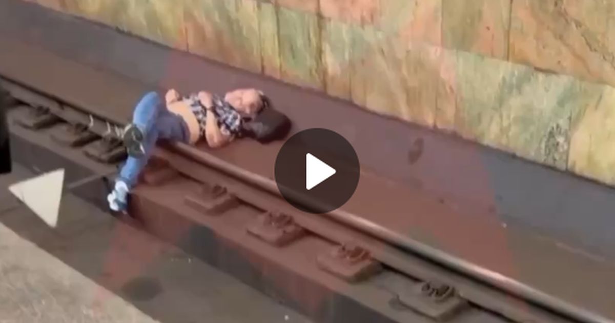 Неудобство для московского метрополитена:  просто человек прилег поспать на рельсах