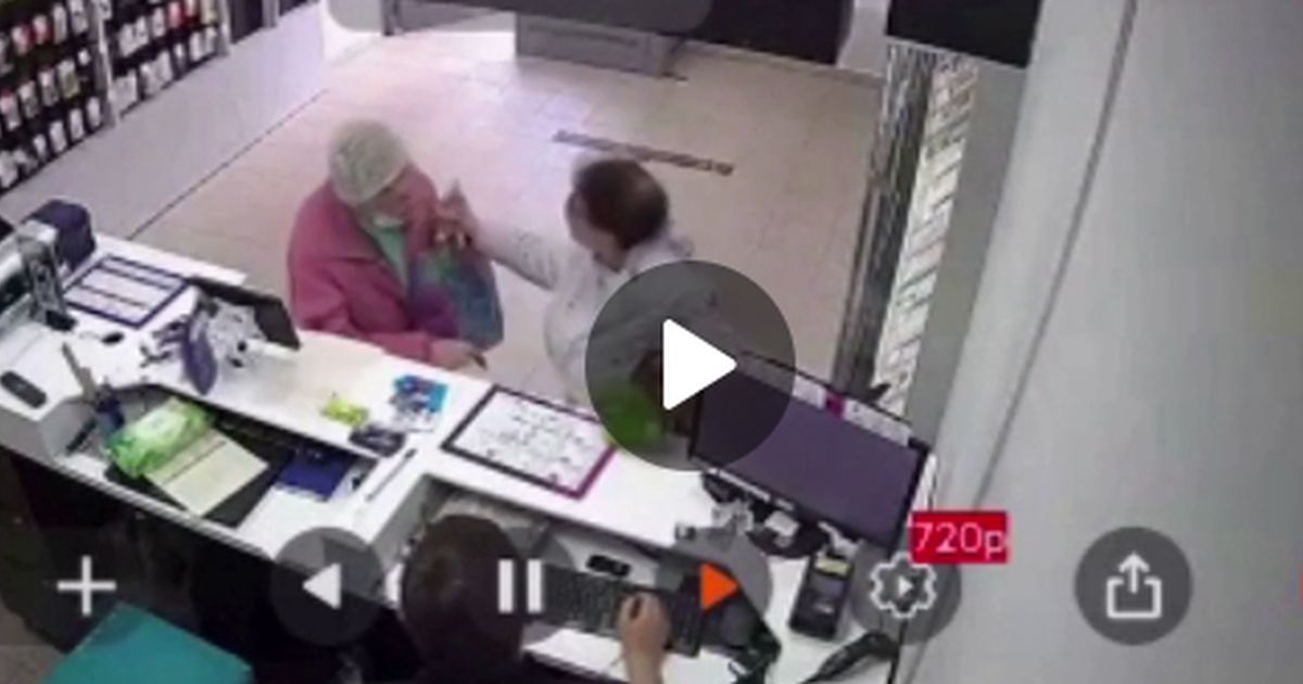 Темпераментный спор пенсионерок в салоне связи перешел в мордобой и попал на видео