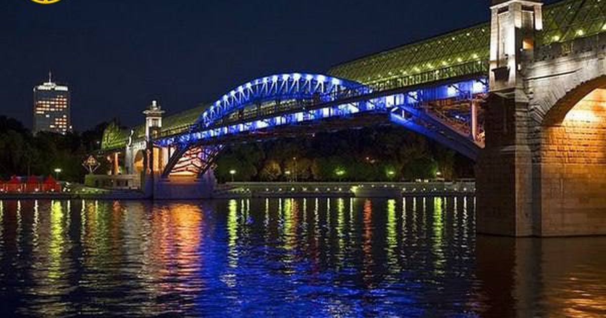 Голый москвич спрыгнул с Андреевского моста в Москве во имя своего перерождения