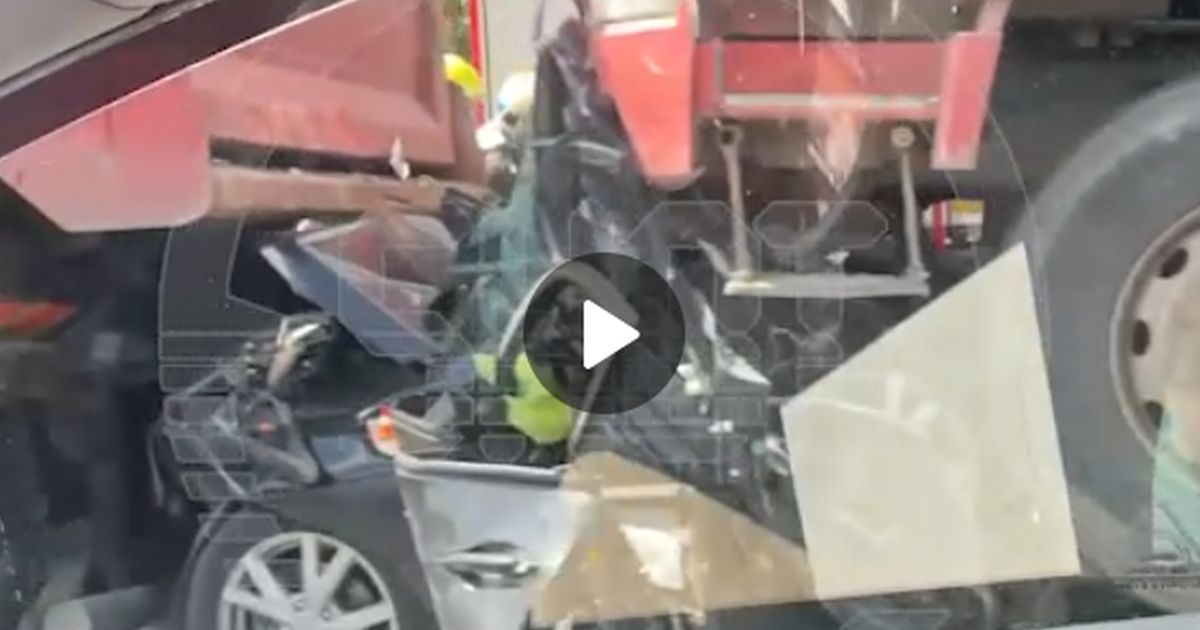 Легковушку с водителем смяло в лепешку двумя грузовиками в Москве