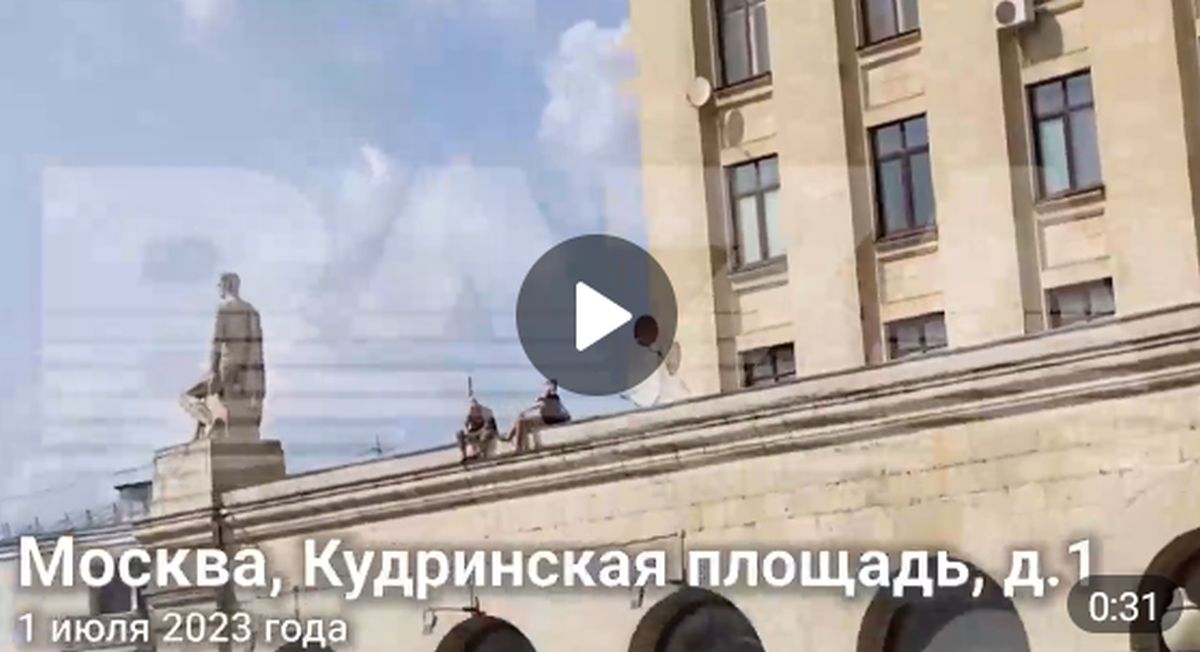 Крыша едет от СВО: вернувшийся с передовой боец восславил Украину с крыши московской высотки