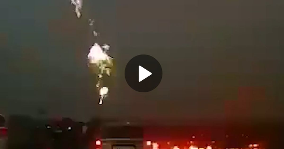 Видеофакт: молния ударила почти в машину ростовчанина