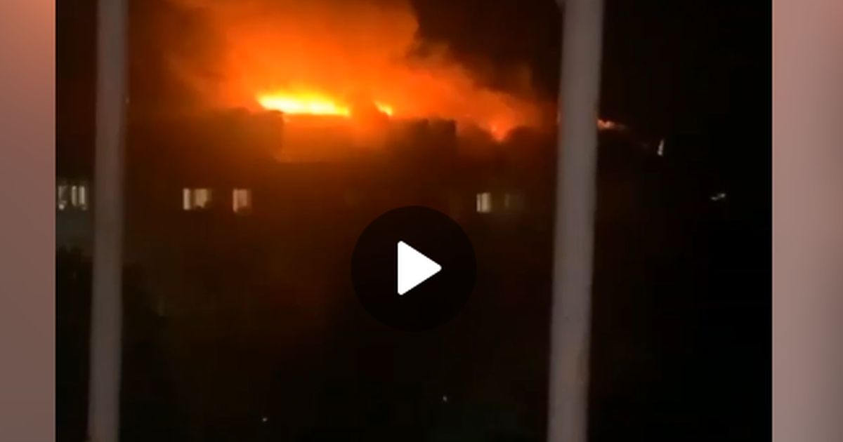 Жаркая ночь в Омске: загорелась крыша пятиэтажки