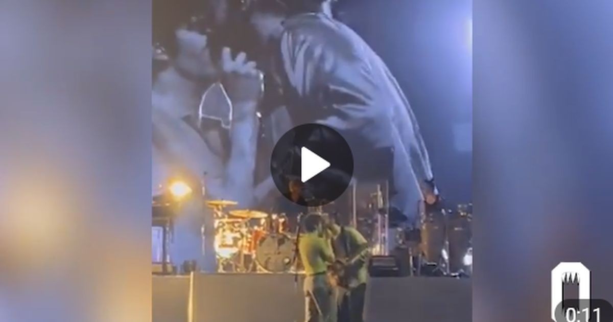 Поцелуй солиста и басиста группы The 1975 на сцене вызвал скандал в Малайзии