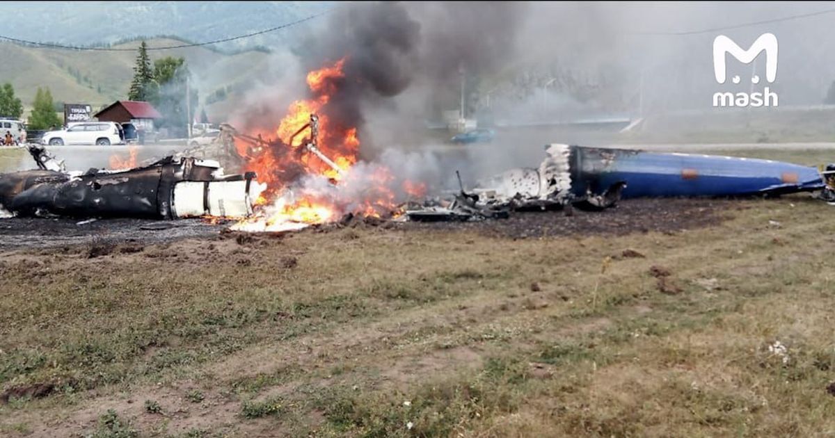 Вертолет с туристами на борту рухнул в Алтайском крае 