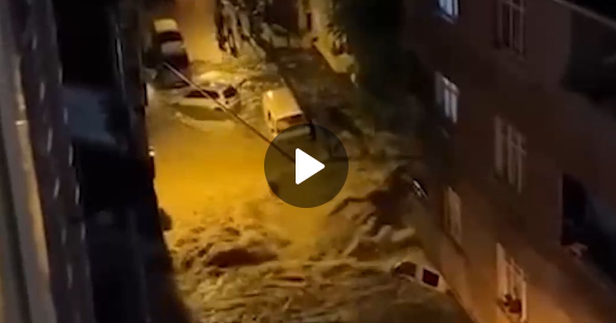 Потоп в Стамбуле: улицы превратились в реки 