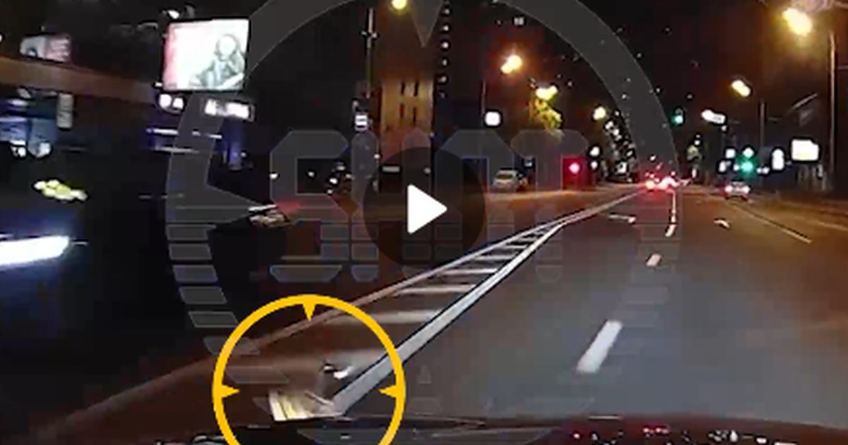 Киберпанк наяву: низко летящий дрон столкнулся с BMW на московском проспекте