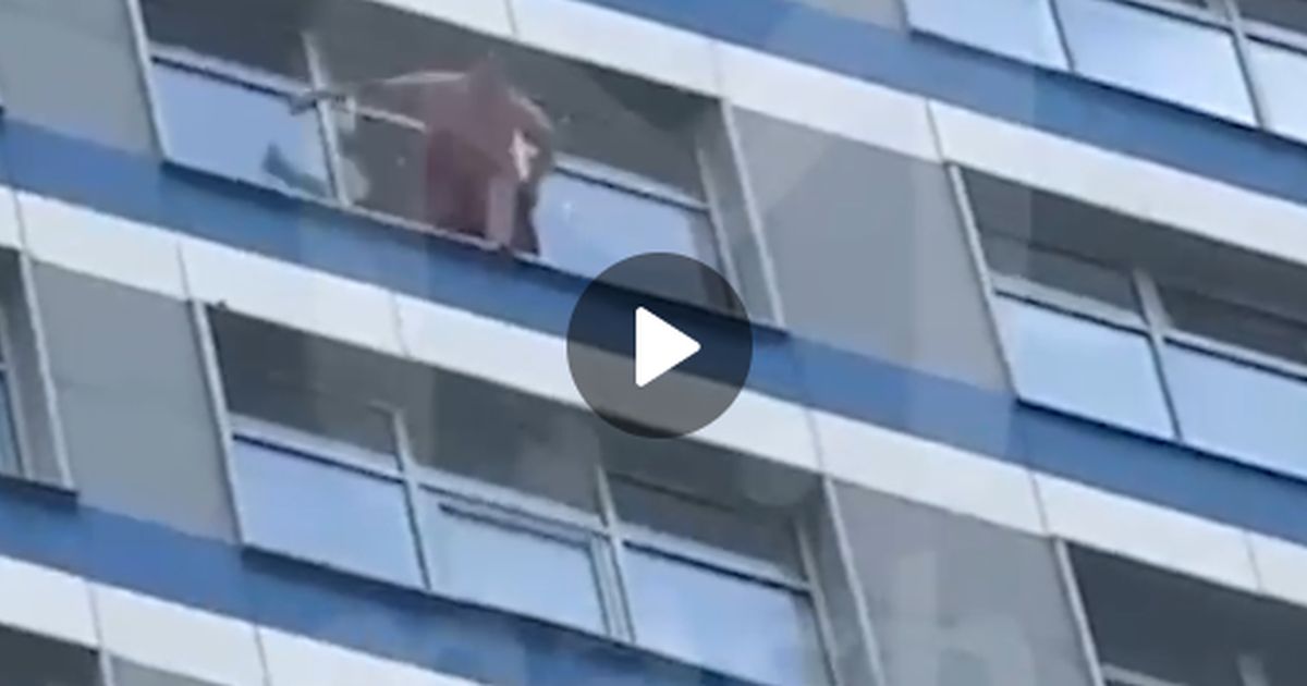 Абсолютно голый мужик отправился в последний полет из окна на 26-м этаже в Москве 