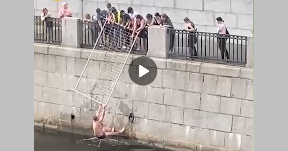 Видеофакт: отзывчивые петербуржцы спасают тонущего в канале пьянчужку 