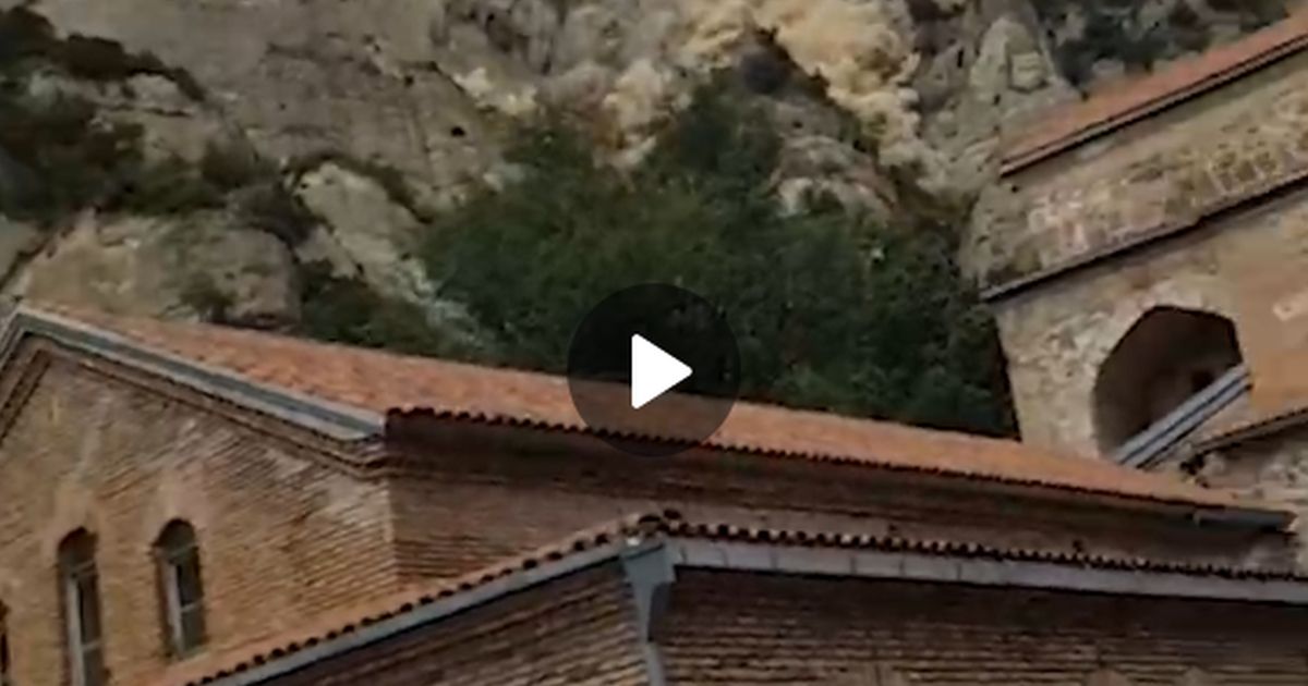Века и мгновения: оползень сносит старинный монастырь в Грузии