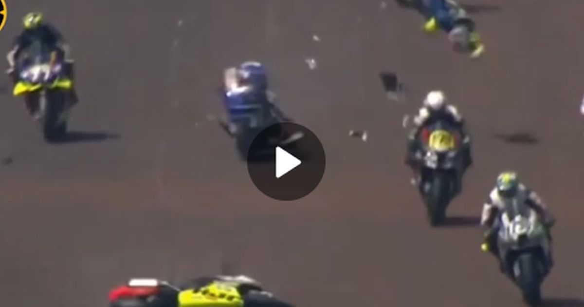 Сурово: момент столкновения мотоциклистов на гонке Moto 1000 GP