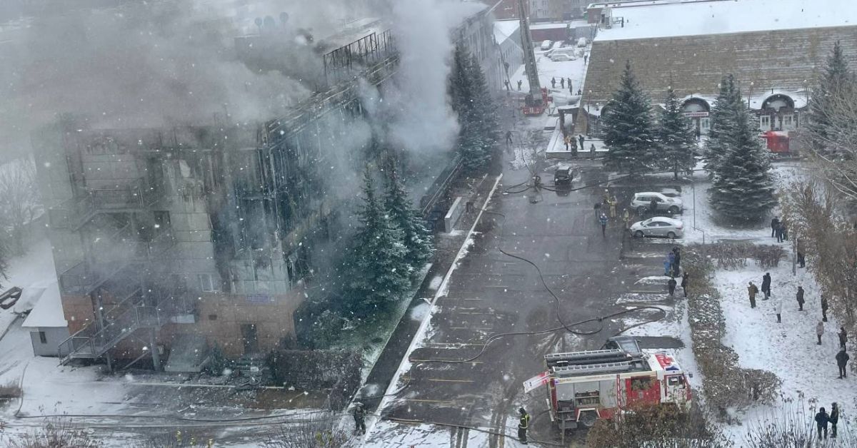 В Набережных Челнах полыхнула гостиница — говорят, от окурка