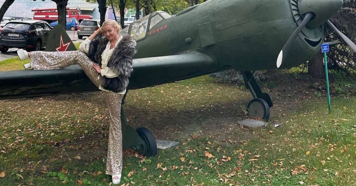 Анастасия Волочкова оскорбила советский самолет, возмущены патриоты. Сама балерина претензий не понимает