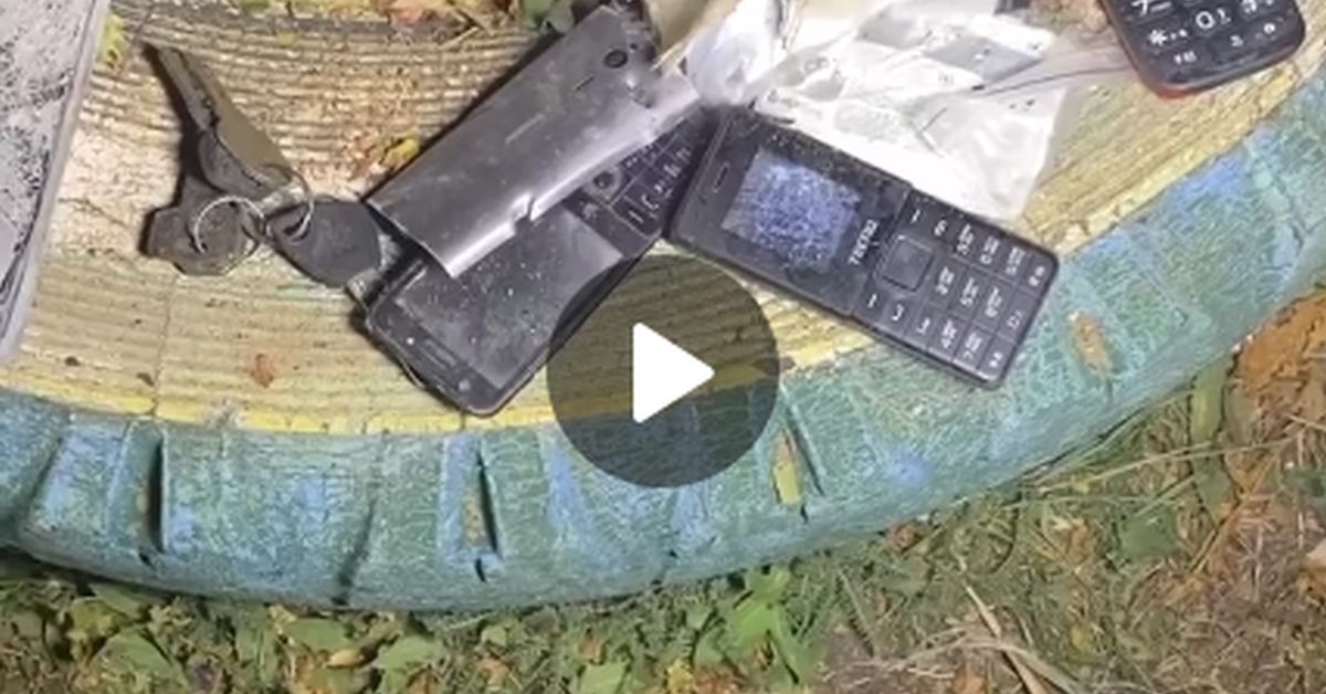 Лаконичный видеофакт из села Гроза: звонят мобильники только что погибших от удара ракеты людей. Им звонят родственники...