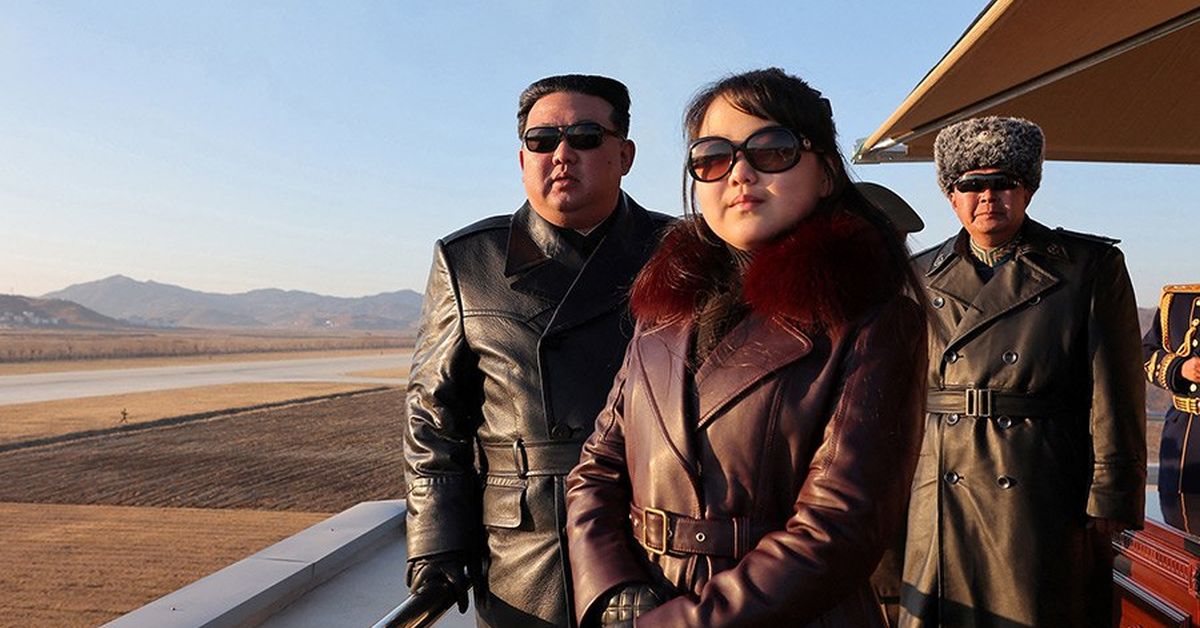 Из светской жизни КНДР: император Ким вывел дочурку в офицерское собрание