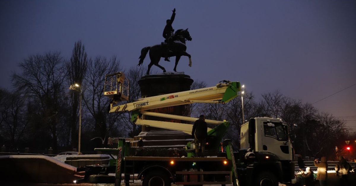 В Киеве сносят памятник красному командиру Щорсу