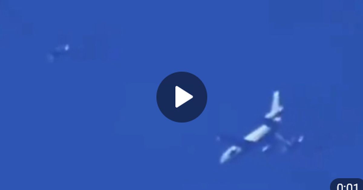 Наблюдательные американцы засняли НЛО, наблюдавший за самолетом Джо Байдена