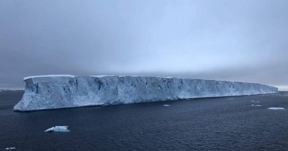 Крупнейший в мире айсберг отправился в свободное плавание