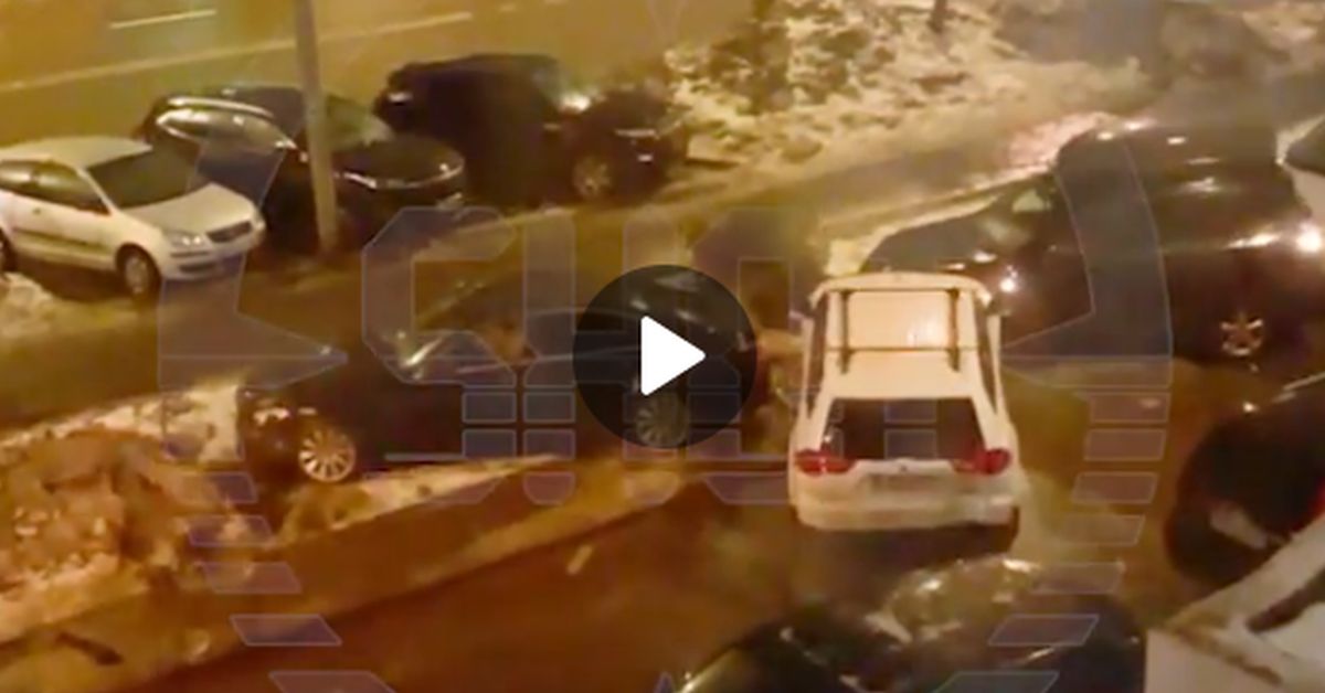 Недакват за рулем протаранил 13 авто в московском дворе