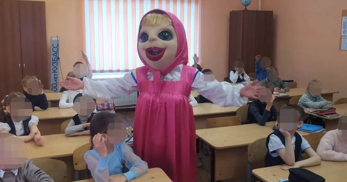 Кемеровских школьников навестила жутковатая кукла Маша