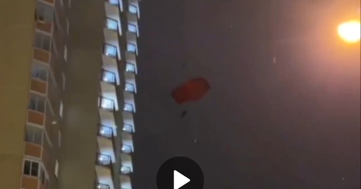 Трюкач из Балашихи сиганул с балкона с парашютом за спиной