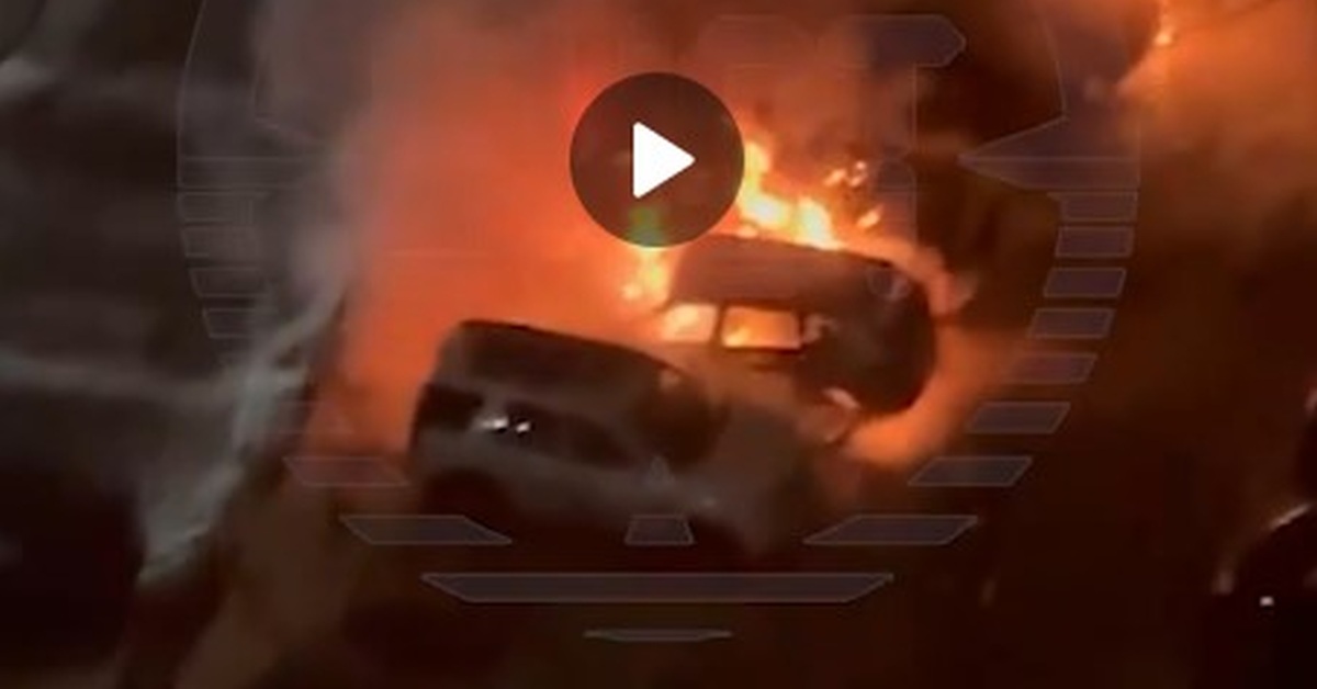 «Фаер-шоу» на петербургской парковке: несколько машин сгорели дотла