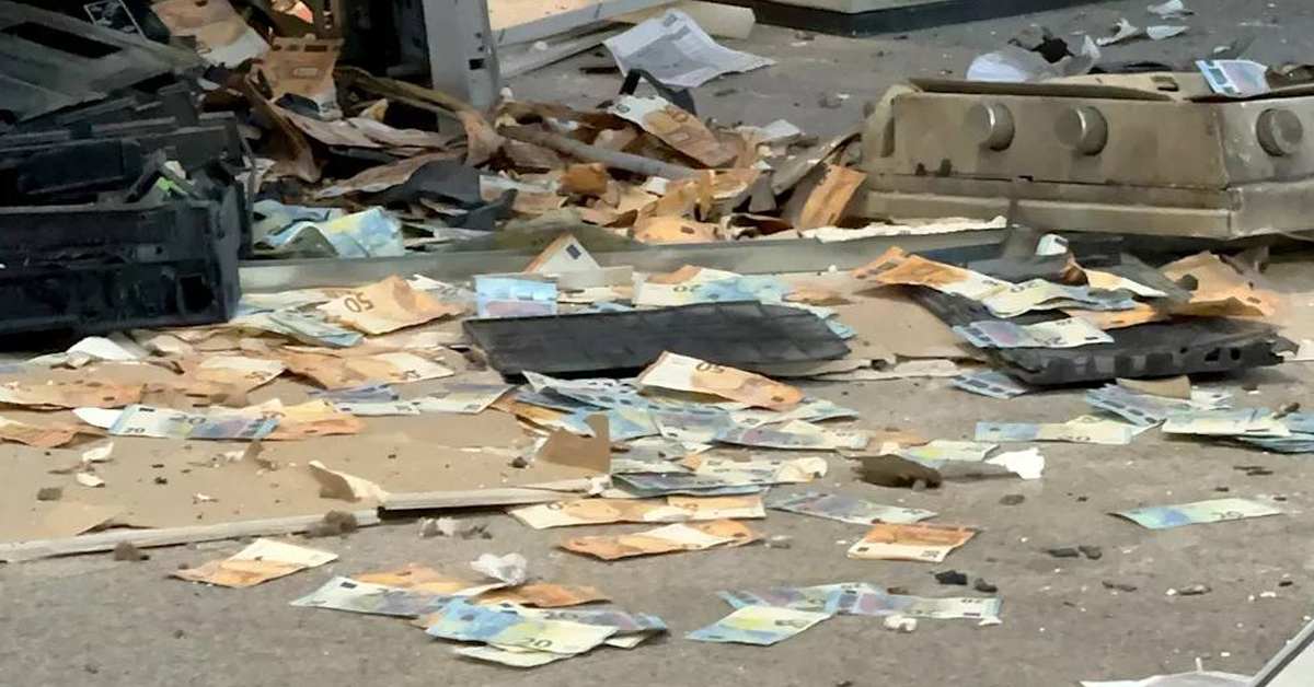 Денежный бум в Германии: наличка посыпалась с неба после подрыва банкоматов