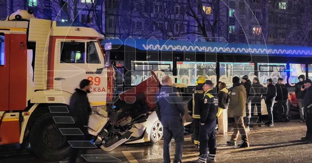 Массовая авария в Москве: пожарная машина протаранила автобус и несколько легковушек