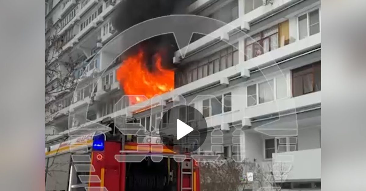 Пожар в московском микрорайоне: квартира превратилась в плотный сгусток пламени