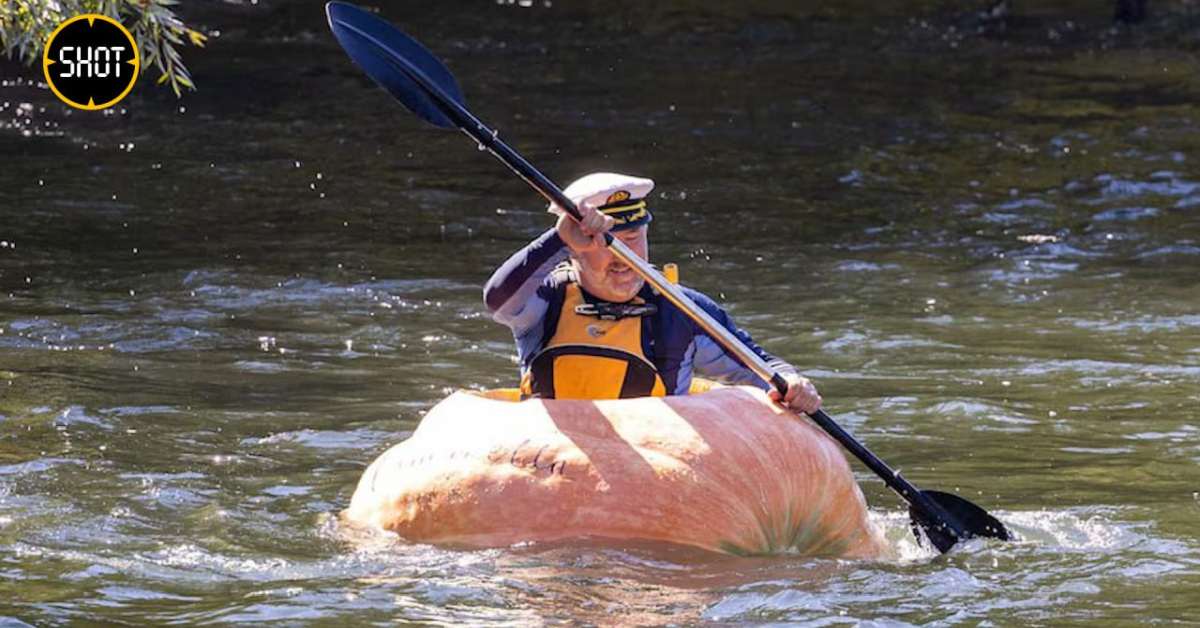 Австралиец устроил речной заплыв на гигантской тыкве