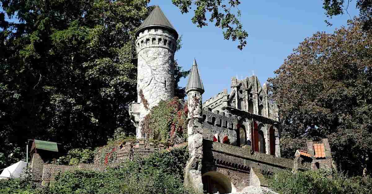 В Германии продают двухкомнатный замок