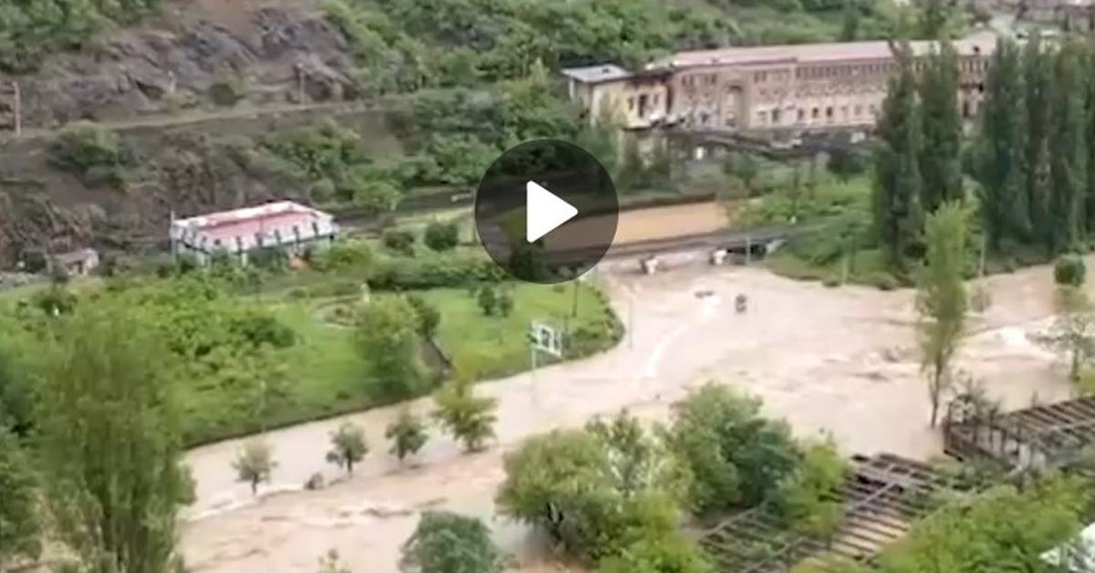 Мощное наводнение на севере Армении: стихия рушит мосты и затапливает дороги