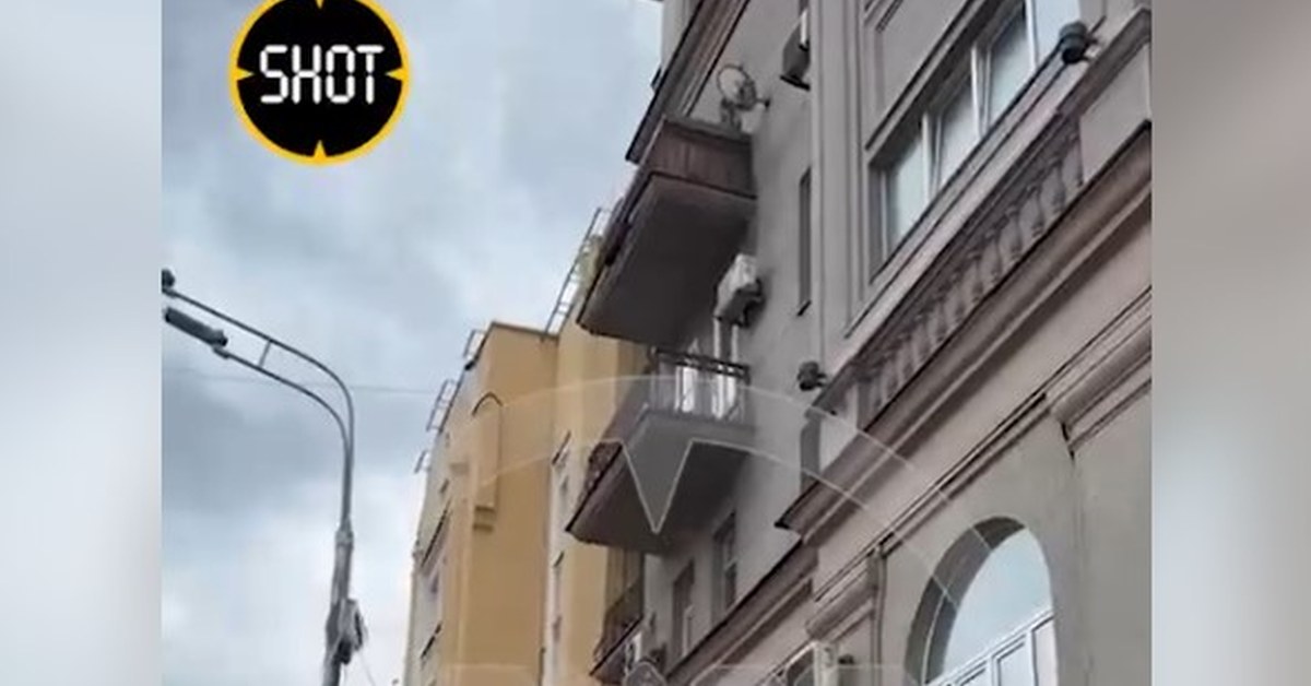 На жительницу Москвы упал кусочек балкона