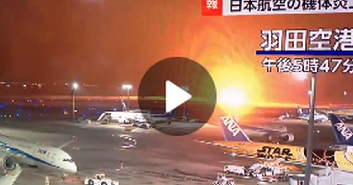 В Токио самолет вспыхнул на взлетно-посадочной полосе